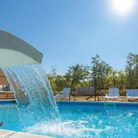 Exclusive Elegant With Pool In *